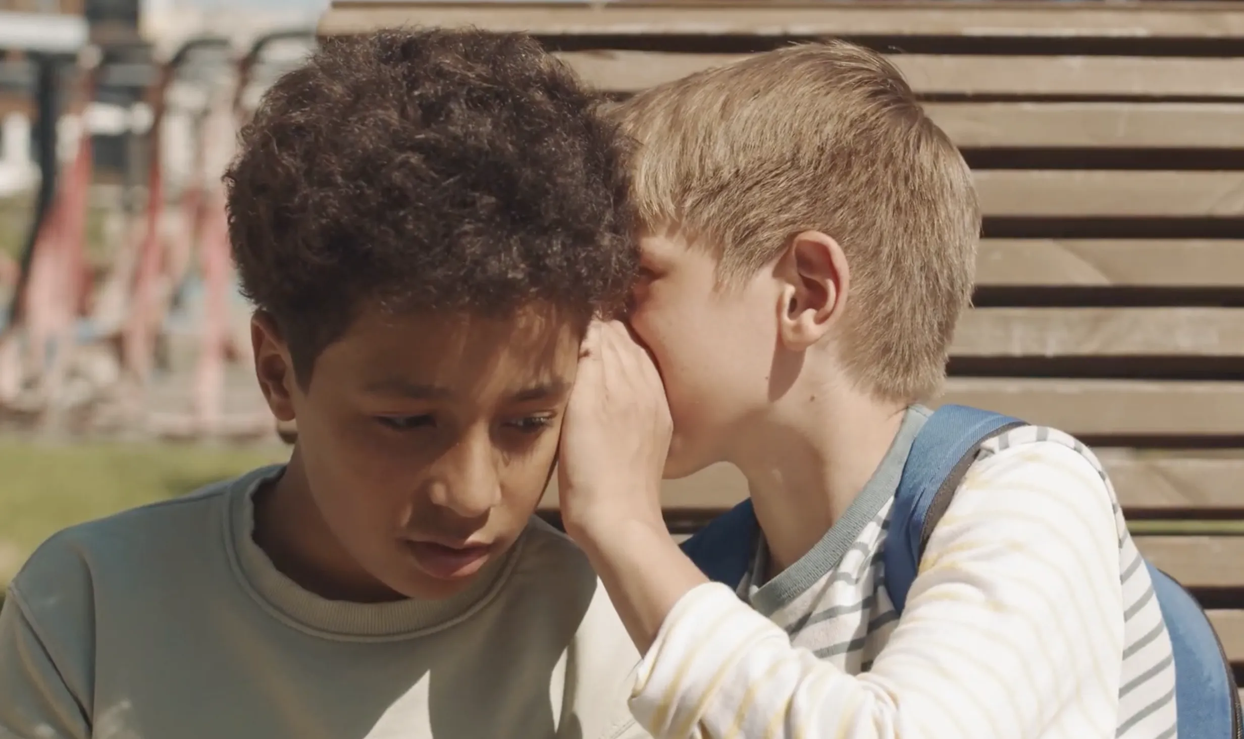 Crianças brincando de telefone sem fio